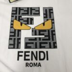 P75 🍃FENDI 芬迪 26SS最新款情侣款圆领短袖 情侣T恤 春夏新品 高品质 🔥🔥时尚百搭潮款 定制进口面料 ！穿着舒适 透气 时尚不失个性 上身休闲随性 帅气有型 彰显大牌气质。三标齐全！！ 颜色：黑色 白色 尺码：M-XXXL