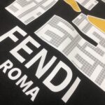 P75 🍃FENDI 芬迪 26SS最新款情侣款圆领短袖 情侣T恤 春夏新品 高品质 🔥🔥时尚百搭潮款 定制进口面料 ！穿着舒适 透气 时尚不失个性 上身休闲随性 帅气有型 彰显大牌气质。三标齐全！！ 颜色：黑色 白色 尺码：M-XXXL