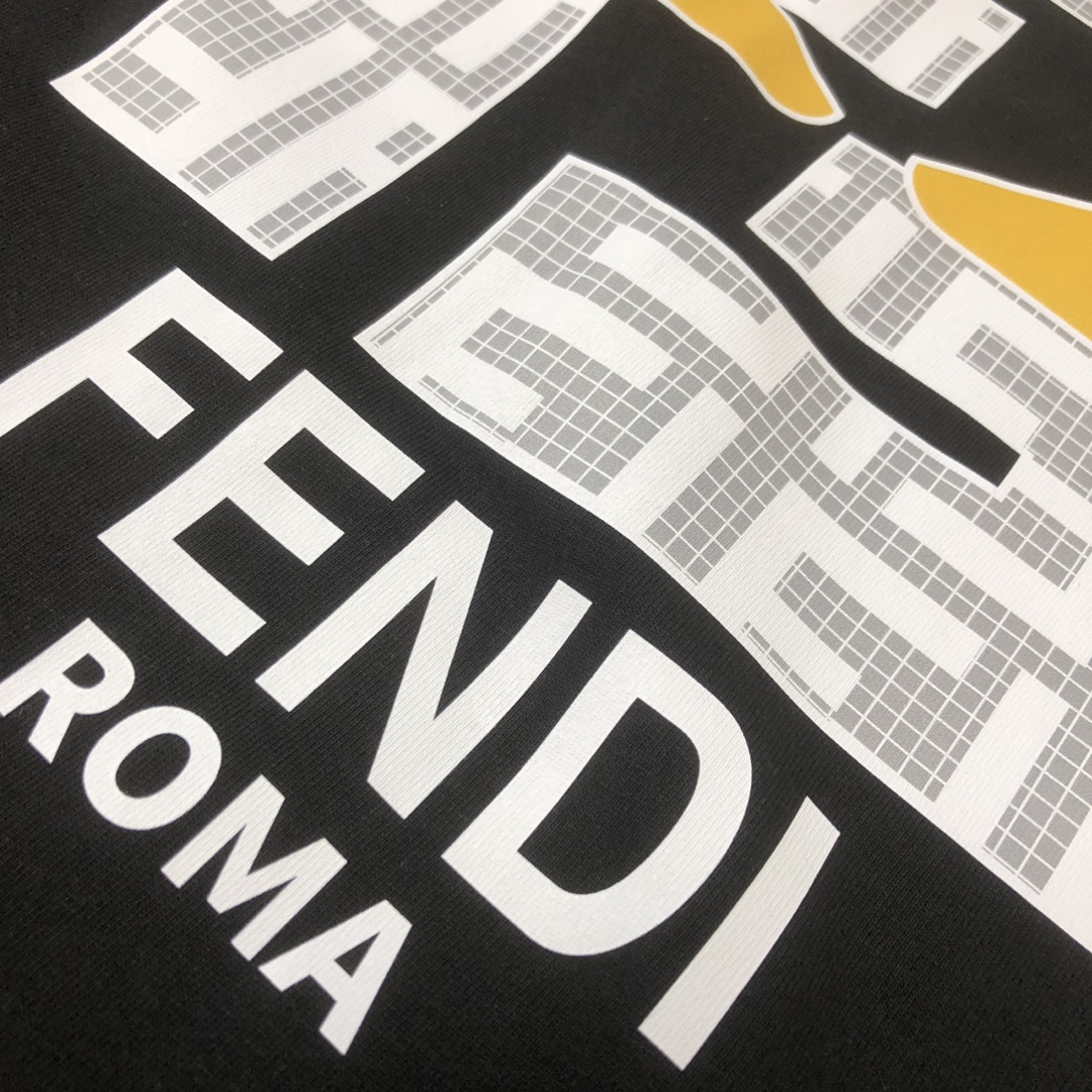 P75 🍃FENDI 芬迪 26SS最新款情侣款圆领短袖 情侣T恤 春夏新品 高品质 🔥🔥时尚百搭潮款 定制进口面料 ！穿着舒适 透气 时尚不失个性 上身休闲随性 帅气有型 彰显大牌气质。三标齐全！！ 颜色：黑色 白色 尺码：M-XXXL