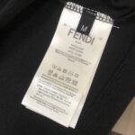 P75 🍃FENDI 芬迪 26SS最新款情侣款圆领短袖 情侣T恤 春夏新品 高品质 🔥🔥时尚百搭潮款 定制进口面料 ！穿着舒适 透气 时尚不失个性 上身休闲随性 帅气有型 彰显大牌气质。三标齐全！！ 颜色：黑色 白色 尺码：M-XXXL