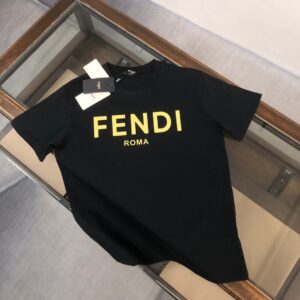 P75 FENDI 芬迪 春夏最新情侣款短袖T恤✨✨ 全套定制辅料～设计前卫时尚！精致品牌logo图案印花工艺设计～定制纯棉面料，立体的同时又不会有闷湿感～舒适性与透气性兼优可亲肤，柔软抗皱性和垂性极佳，穿着简约帅气大方！ 颜色：黑色/白色 SIZE：M-XXXL