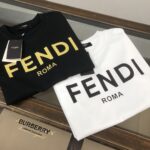 P75 FENDI 芬迪 春夏最新情侣款短袖T恤✨✨ 全套定制辅料～设计前卫时尚！精致品牌logo图案印花工艺设计～定制纯棉面料，立体的同时又不会有闷湿感～舒适性与透气性兼优可亲肤，柔软抗皱性和垂性极佳，穿着简约帅气大方！ 颜色：黑色/白色 SIZE：M-XXXL
