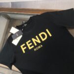 P75 FENDI 芬迪 春夏最新情侣款短袖T恤✨✨ 全套定制辅料～设计前卫时尚！精致品牌logo图案印花工艺设计～定制纯棉面料，立体的同时又不会有闷湿感～舒适性与透气性兼优可亲肤，柔软抗皱性和垂性极佳，穿着简约帅气大方！ 颜色：黑色/白色 SIZE：M-XXXL