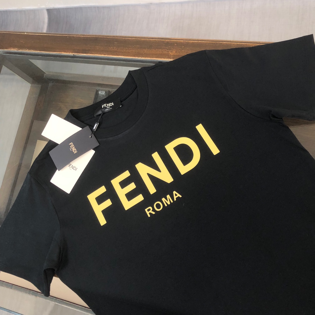 P75 FENDI 芬迪 春夏最新情侣款短袖T恤✨✨ 全套定制辅料～设计前卫时尚！精致品牌logo图案印花工艺设计～定制纯棉面料，立体的同时又不会有闷湿感～舒适性与透气性兼优可亲肤，柔软抗皱性和垂性极佳，穿着简约帅气大方！ 颜色：黑色/白色 SIZE：M-XXXL