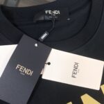 P75 FENDI 芬迪 春夏最新情侣款短袖T恤✨✨ 全套定制辅料～设计前卫时尚！精致品牌logo图案印花工艺设计～定制纯棉面料，立体的同时又不会有闷湿感～舒适性与透气性兼优可亲肤，柔软抗皱性和垂性极佳，穿着简约帅气大方！ 颜色：黑色/白色 SIZE：M-XXXL
