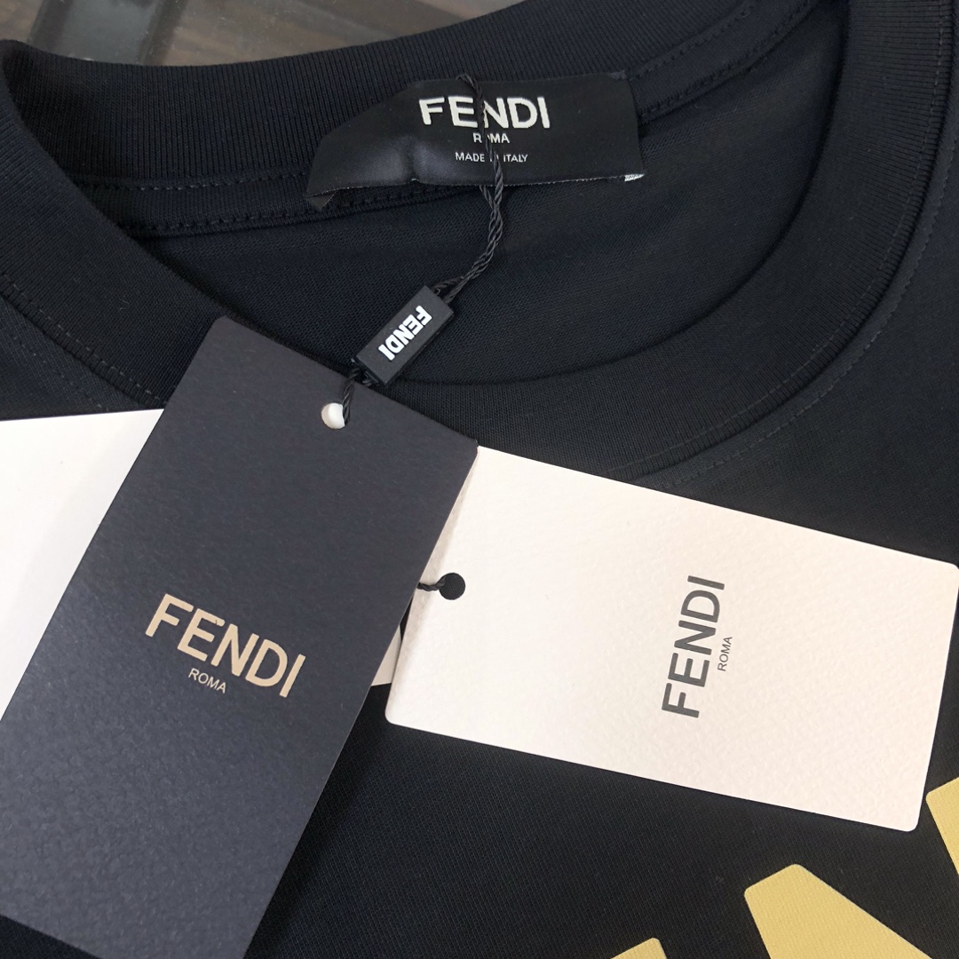 P75 FENDI 芬迪 春夏最新情侣款短袖T恤✨✨ 全套定制辅料～设计前卫时尚！精致品牌logo图案印花工艺设计～定制纯棉面料，立体的同时又不会有闷湿感～舒适性与透气性兼优可亲肤，柔软抗皱性和垂性极佳，穿着简约帅气大方！ 颜色：黑色/白色 SIZE：M-XXXL