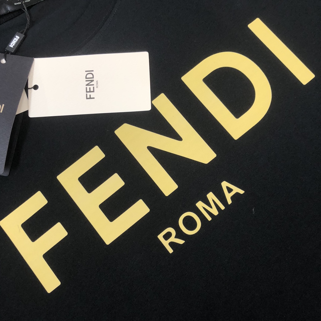 P75 FENDI 芬迪 春夏最新情侣款短袖T恤✨✨ 全套定制辅料～设计前卫时尚！精致品牌logo图案印花工艺设计～定制纯棉面料，立体的同时又不会有闷湿感～舒适性与透气性兼优可亲肤，柔软抗皱性和垂性极佳，穿着简约帅气大方！ 颜色：黑色/白色 SIZE：M-XXXL