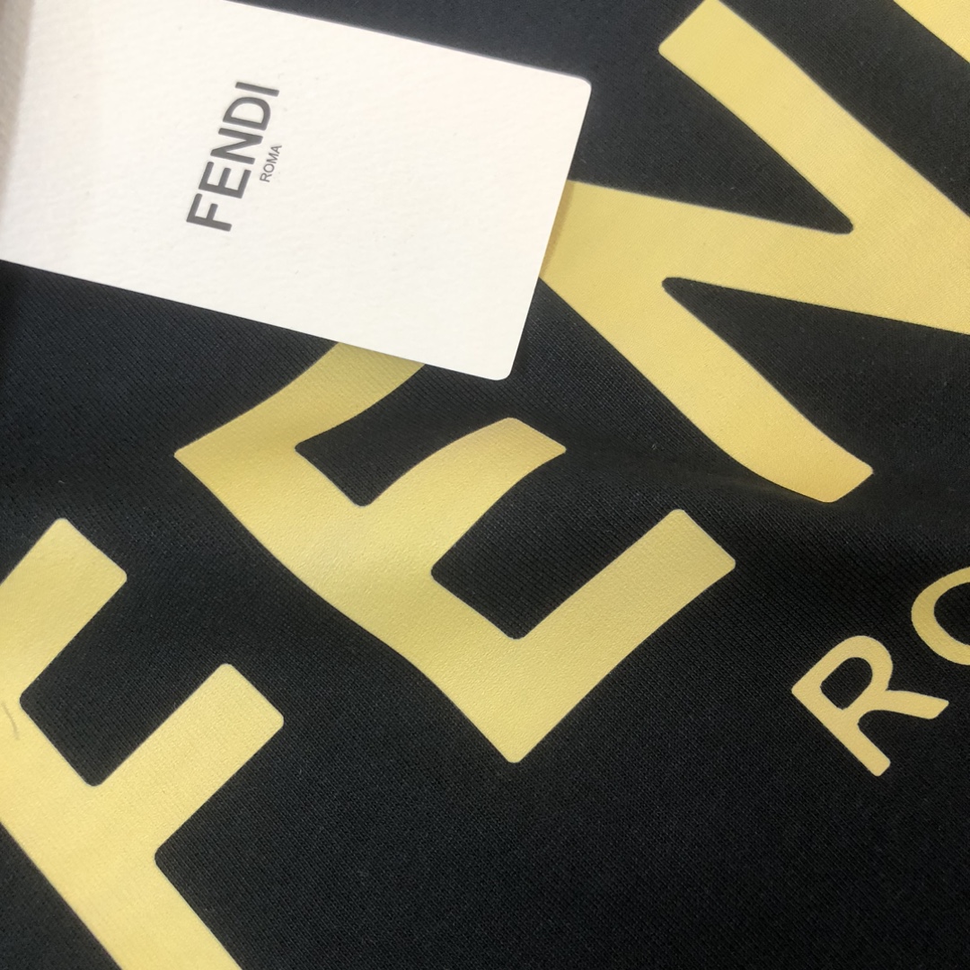 P75 FENDI 芬迪 春夏最新情侣款短袖T恤✨✨ 全套定制辅料～设计前卫时尚！精致品牌logo图案印花工艺设计～定制纯棉面料，立体的同时又不会有闷湿感～舒适性与透气性兼优可亲肤，柔软抗皱性和垂性极佳，穿着简约帅气大方！ 颜色：黑色/白色 SIZE：M-XXXL