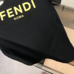 P75 FENDI 芬迪 春夏最新情侣款短袖T恤✨✨ 全套定制辅料～设计前卫时尚！精致品牌logo图案印花工艺设计～定制纯棉面料，立体的同时又不会有闷湿感～舒适性与透气性兼优可亲肤，柔软抗皱性和垂性极佳，穿着简约帅气大方！ 颜色：黑色/白色 SIZE：M-XXXL