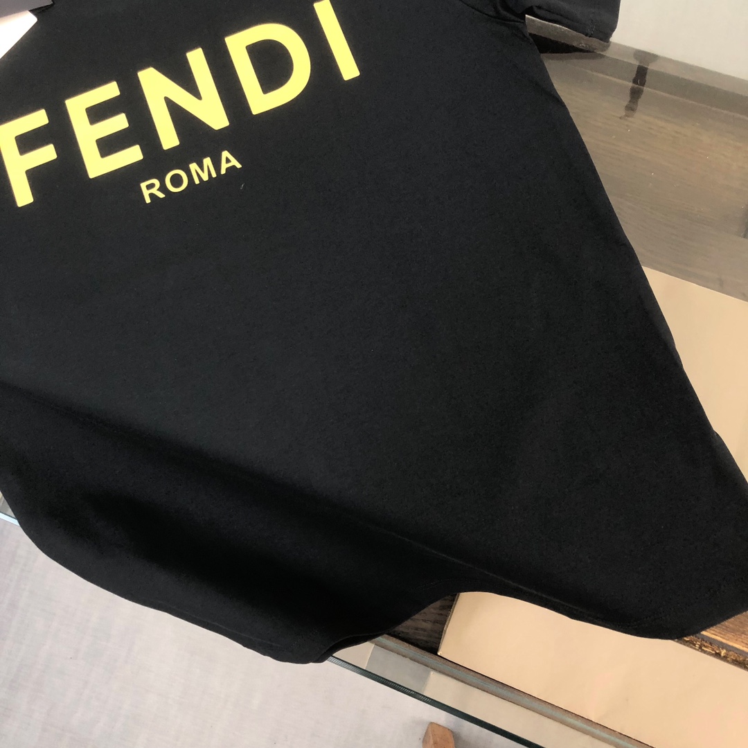 P75 FENDI 芬迪 春夏最新情侣款短袖T恤✨✨ 全套定制辅料～设计前卫时尚！精致品牌logo图案印花工艺设计～定制纯棉面料，立体的同时又不会有闷湿感～舒适性与透气性兼优可亲肤，柔软抗皱性和垂性极佳，穿着简约帅气大方！ 颜色：黑色/白色 SIZE：M-XXXL