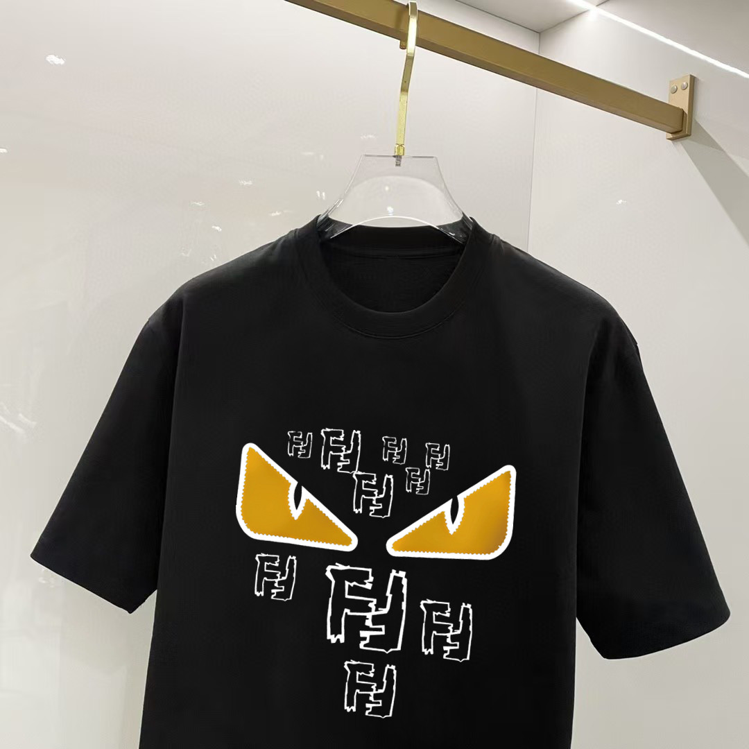 P70 芬迪 2026早春新款首发专柜最新款短袖圆领T恤 高端订制 设计前卫时尚！高端定制高支长绒棉面料.穿着舒适.专柜级别精致车线.做工精细.上身效果无敌帅气！型男必备单品！ 码数： S M L XL XXL 胸围：50 52 55 58 61 衣长：69 71 73 75 77 肩宽：48 50 53 56 58 袖长：22 23 24 尺寸由于手工测量，存在1-3CM左右的偏差