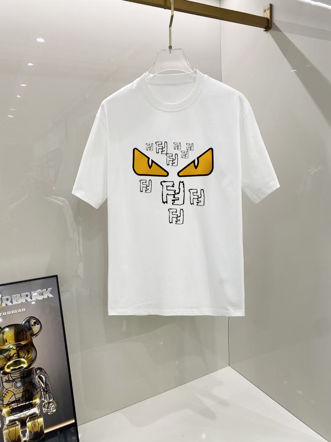 P70 芬迪 2026早春新款首发专柜最新款短袖圆领T恤 高端订制 设计前卫时尚！高端定制高支长绒棉面料.穿着舒适.专柜级别精致车线.做工精细.上身效果无敌帅气！型男必备单品！ 码数： S M L XL XXL 胸围：50 52 55 58 61 衣长：69 71 73 75 77 肩宽：48 50 53 56 58 袖长：22 23 24 尺寸由于手工测量，存在1-3CM左右的偏差