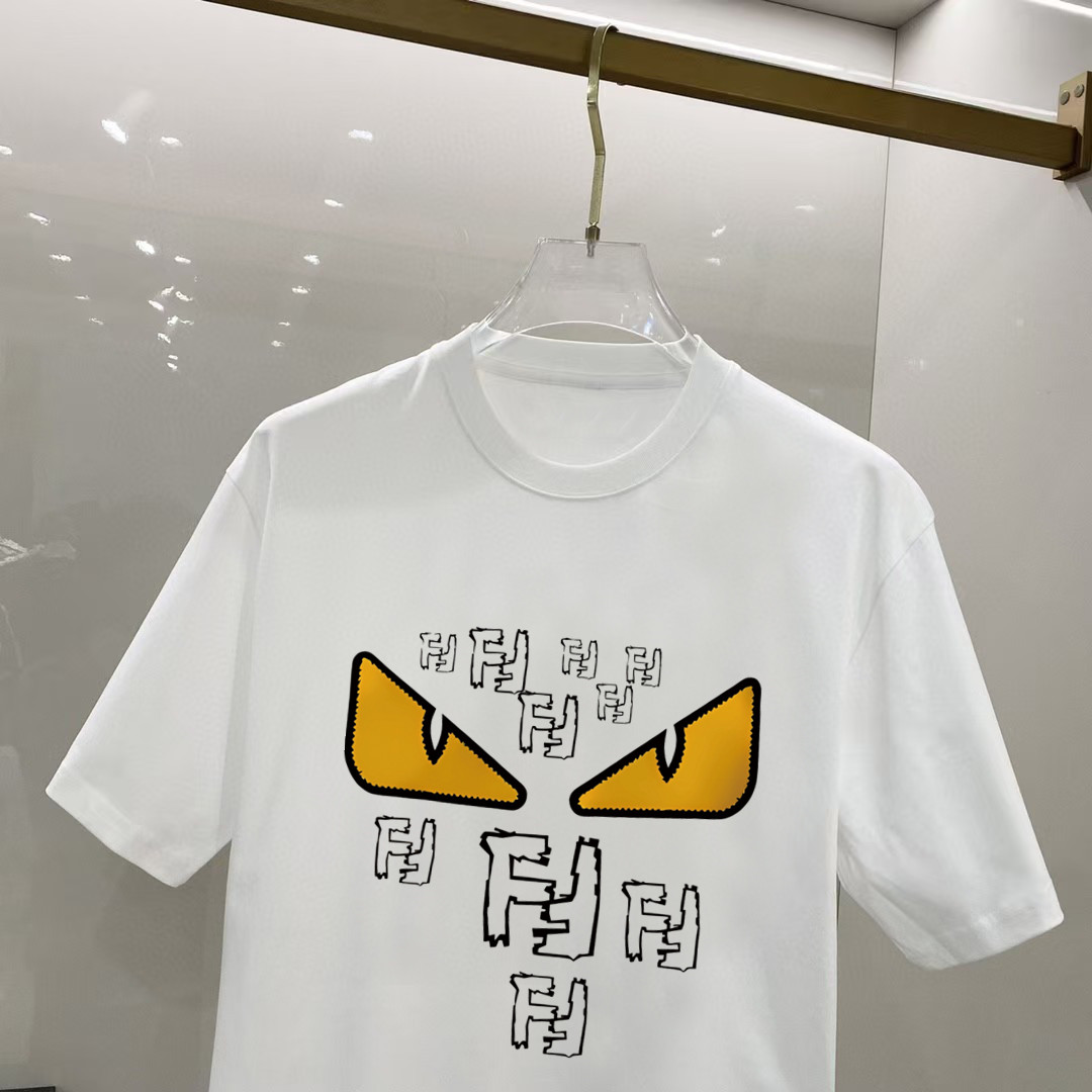 P70 芬迪 2026早春新款首发专柜最新款短袖圆领T恤 高端订制 设计前卫时尚！高端定制高支长绒棉面料.穿着舒适.专柜级别精致车线.做工精细.上身效果无敌帅气！型男必备单品！ 码数： S M L XL XXL 胸围：50 52 55 58 61 衣长：69 71 73 75 77 肩宽：48 50 53 56 58 袖长：22 23 24 尺寸由于手工测量，存在1-3CM左右的偏差