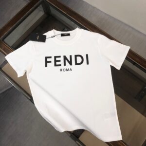 P75 FENDI 芬迪 春夏最新情侣款短袖T恤✨✨ 全套定制辅料～设计前卫时尚！精致品牌logo图案印花工艺设计～定制纯棉面料，立体的同时又不会有闷湿感～舒适性与透气性兼优可亲肤，柔软抗皱性和垂性极佳，穿着简约帅气大方！ 颜色：黑色/白色 SIZE：M-XXXL