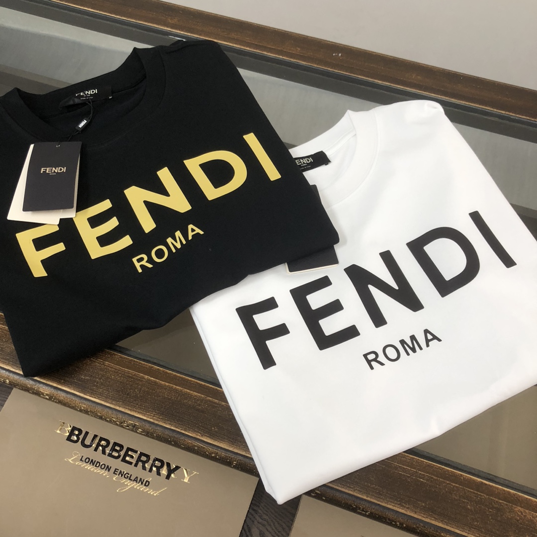 P75 FENDI 芬迪 春夏最新情侣款短袖T恤✨✨ 全套定制辅料～设计前卫时尚！精致品牌logo图案印花工艺设计～定制纯棉面料，立体的同时又不会有闷湿感～舒适性与透气性兼优可亲肤，柔软抗皱性和垂性极佳，穿着简约帅气大方！ 颜色：黑色/白色 SIZE：M-XXXL
