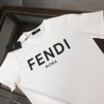 P75 FENDI 芬迪 春夏最新情侣款短袖T恤✨✨ 全套定制辅料～设计前卫时尚！精致品牌logo图案印花工艺设计～定制纯棉面料，立体的同时又不会有闷湿感～舒适性与透气性兼优可亲肤，柔软抗皱性和垂性极佳，穿着简约帅气大方！ 颜色：黑色/白色 SIZE：M-XXXL