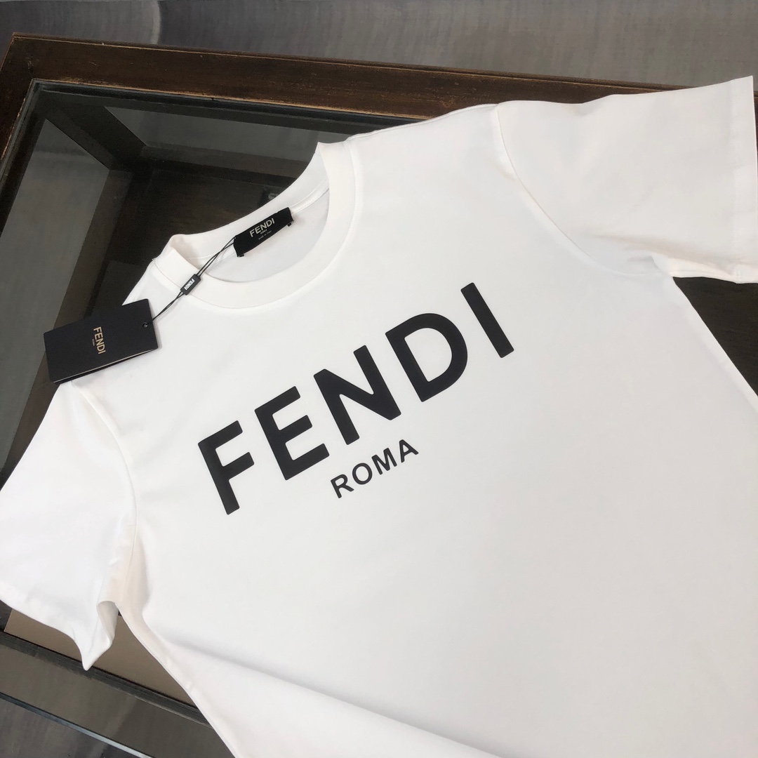 P75 FENDI 芬迪 春夏最新情侣款短袖T恤✨✨ 全套定制辅料～设计前卫时尚！精致品牌logo图案印花工艺设计～定制纯棉面料，立体的同时又不会有闷湿感～舒适性与透气性兼优可亲肤，柔软抗皱性和垂性极佳，穿着简约帅气大方！ 颜色：黑色/白色 SIZE：M-XXXL