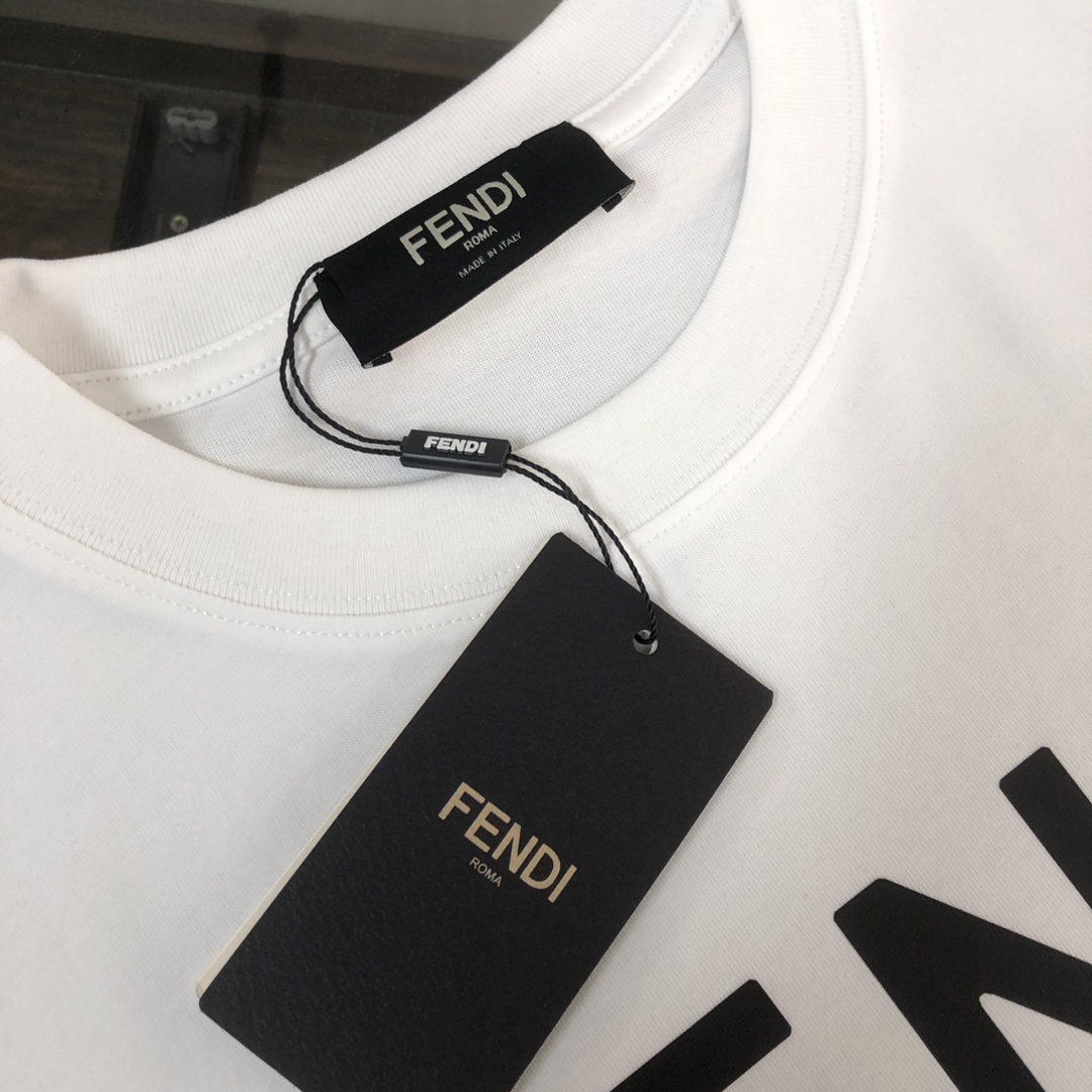 P75 FENDI 芬迪 春夏最新情侣款短袖T恤✨✨ 全套定制辅料～设计前卫时尚！精致品牌logo图案印花工艺设计～定制纯棉面料，立体的同时又不会有闷湿感～舒适性与透气性兼优可亲肤，柔软抗皱性和垂性极佳，穿着简约帅气大方！ 颜色：黑色/白色 SIZE：M-XXXL