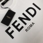 P75 FENDI 芬迪 春夏最新情侣款短袖T恤✨✨ 全套定制辅料～设计前卫时尚！精致品牌logo图案印花工艺设计～定制纯棉面料，立体的同时又不会有闷湿感～舒适性与透气性兼优可亲肤，柔软抗皱性和垂性极佳，穿着简约帅气大方！ 颜色：黑色/白色 SIZE：M-XXXL