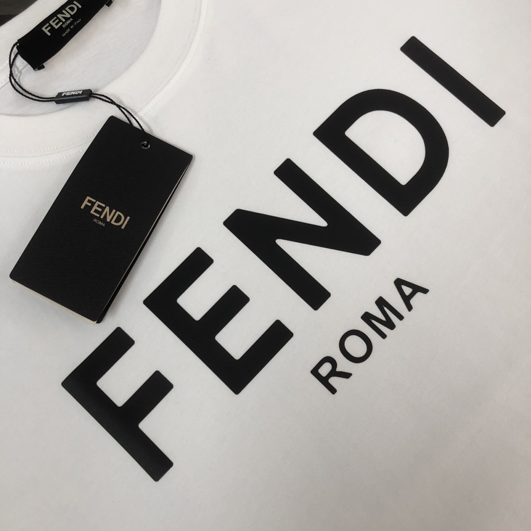 P75 FENDI 芬迪 春夏最新情侣款短袖T恤✨✨ 全套定制辅料～设计前卫时尚！精致品牌logo图案印花工艺设计～定制纯棉面料，立体的同时又不会有闷湿感～舒适性与透气性兼优可亲肤，柔软抗皱性和垂性极佳，穿着简约帅气大方！ 颜色：黑色/白色 SIZE：M-XXXL