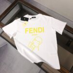 P75 FENDI 芬迪 最新款情侣款圆领短袖 情侣T恤 春夏新品 高品质 🔥🔥胸前标识字母logo印花工艺！时尚百搭潮款 定制进口面料 ！穿着舒适 透气 时尚不失个性 上身休闲随性 帅气有型 彰显大牌气质。三标齐全！！ 颜色：黑色 白色 尺码：M-XXXL