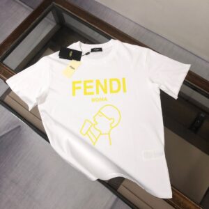 P75 FENDI 芬迪 最新款情侣款圆领短袖 情侣T恤 春夏新品 高品质 🔥🔥胸前标识字母logo印花工艺！时尚百搭潮款 定制进口面料 ！穿着舒适 透气 时尚不失个性 上身休闲随性 帅气有型 彰显大牌气质。三标齐全！！ 颜色：黑色 白色 尺码：M-XXXL