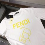P75 FENDI 芬迪 最新款情侣款圆领短袖 情侣T恤 春夏新品 高品质 🔥🔥胸前标识字母logo印花工艺！时尚百搭潮款 定制进口面料 ！穿着舒适 透气 时尚不失个性 上身休闲随性 帅气有型 彰显大牌气质。三标齐全！！ 颜色：黑色 白色 尺码：M-XXXL