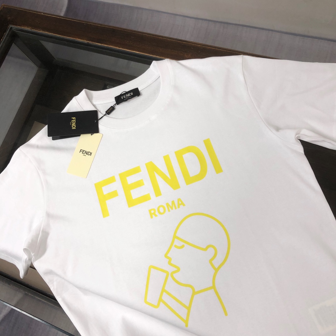 P75 FENDI 芬迪 最新款情侣款圆领短袖 情侣T恤 春夏新品 高品质 🔥🔥胸前标识字母logo印花工艺！时尚百搭潮款 定制进口面料 ！穿着舒适 透气 时尚不失个性 上身休闲随性 帅气有型 彰显大牌气质。三标齐全！！ 颜色：黑色 白色 尺码：M-XXXL