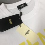 P75 FENDI 芬迪 最新款情侣款圆领短袖 情侣T恤 春夏新品 高品质 🔥🔥胸前标识字母logo印花工艺！时尚百搭潮款 定制进口面料 ！穿着舒适 透气 时尚不失个性 上身休闲随性 帅气有型 彰显大牌气质。三标齐全！！ 颜色：黑色 白色 尺码：M-XXXL