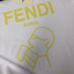 P75 FENDI 芬迪 最新款情侣款圆领短袖 情侣T恤 春夏新品 高品质 🔥🔥胸前标识字母logo印花工艺！时尚百搭潮款 定制进口面料 ！穿着舒适 透气 时尚不失个性 上身休闲随性 帅气有型 彰显大牌气质。三标齐全！！ 颜色：黑色 白色 尺码：M-XXXL