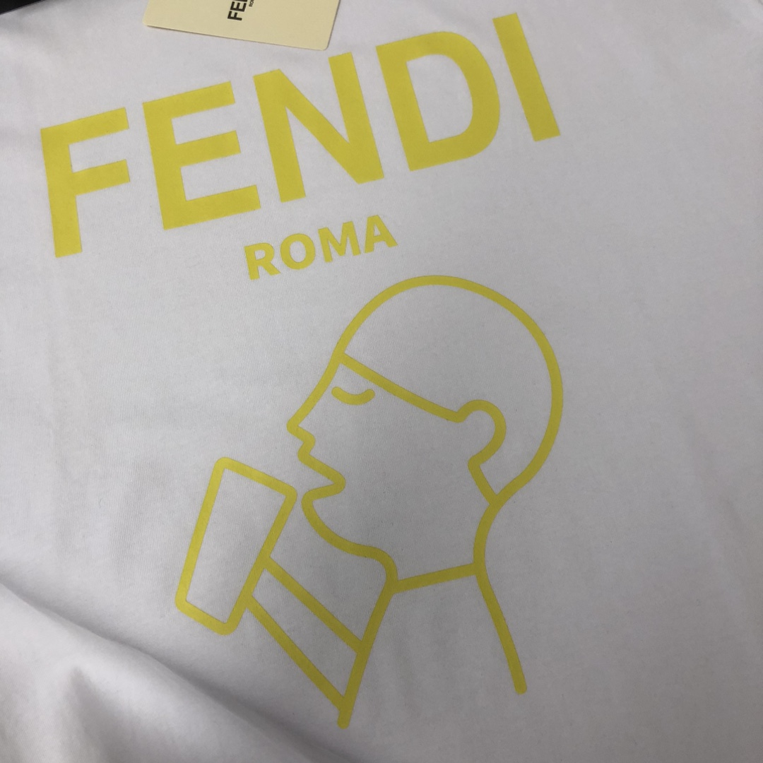 P75 FENDI 芬迪 最新款情侣款圆领短袖 情侣T恤 春夏新品 高品质 🔥🔥胸前标识字母logo印花工艺！时尚百搭潮款 定制进口面料 ！穿着舒适 透气 时尚不失个性 上身休闲随性 帅气有型 彰显大牌气质。三标齐全！！ 颜色：黑色 白色 尺码：M-XXXL