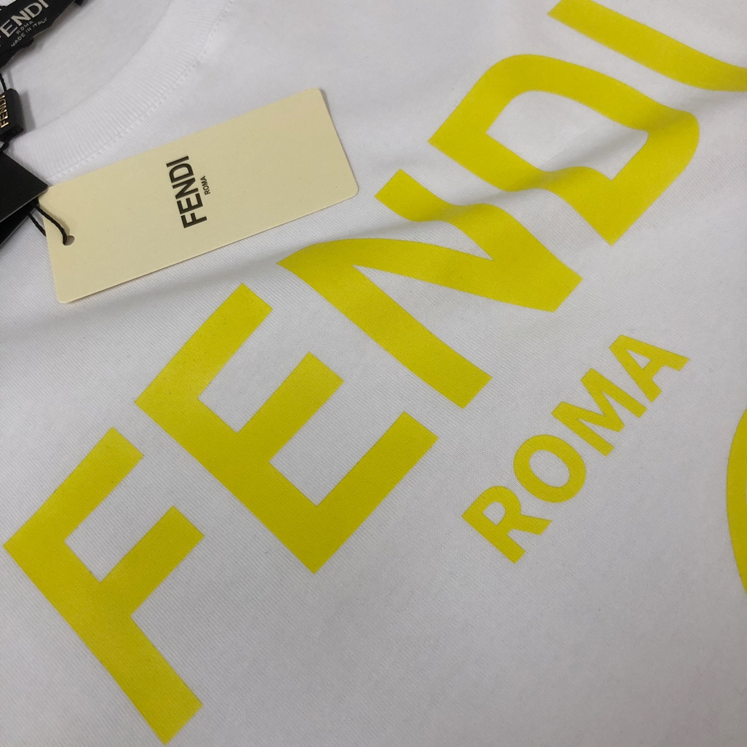 P75 FENDI 芬迪 最新款情侣款圆领短袖 情侣T恤 春夏新品 高品质 🔥🔥胸前标识字母logo印花工艺！时尚百搭潮款 定制进口面料 ！穿着舒适 透气 时尚不失个性 上身休闲随性 帅气有型 彰显大牌气质。三标齐全！！ 颜色：黑色 白色 尺码：M-XXXL