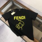 P75 FENDI 芬迪 最新款情侣款圆领短袖 情侣T恤 春夏新品 高品质 🔥🔥胸前标识字母logo印花工艺！时尚百搭潮款 定制进口面料 ！穿着舒适 透气 时尚不失个性 上身休闲随性 帅气有型 彰显大牌气质。三标齐全！！ 颜色：黑色 白色 尺码：M-XXXL
