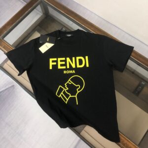 P75 FENDI 芬迪 最新款情侣款圆领短袖 情侣T恤 春夏新品 高品质 🔥🔥胸前标识字母logo印花工艺！时尚百搭潮款 定制进口面料 ！穿着舒适 透气 时尚不失个性 上身休闲随性 帅气有型 彰显大牌气质。三标齐全！！ 颜色：黑色 白色 尺码：M-XXXL