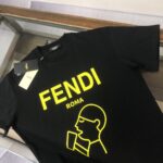 P75 FENDI 芬迪 最新款情侣款圆领短袖 情侣T恤 春夏新品 高品质 🔥🔥胸前标识字母logo印花工艺！时尚百搭潮款 定制进口面料 ！穿着舒适 透气 时尚不失个性 上身休闲随性 帅气有型 彰显大牌气质。三标齐全！！ 颜色：黑色 白色 尺码：M-XXXL