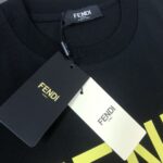 P75 FENDI 芬迪 最新款情侣款圆领短袖 情侣T恤 春夏新品 高品质 🔥🔥胸前标识字母logo印花工艺！时尚百搭潮款 定制进口面料 ！穿着舒适 透气 时尚不失个性 上身休闲随性 帅气有型 彰显大牌气质。三标齐全！！ 颜色：黑色 白色 尺码：M-XXXL