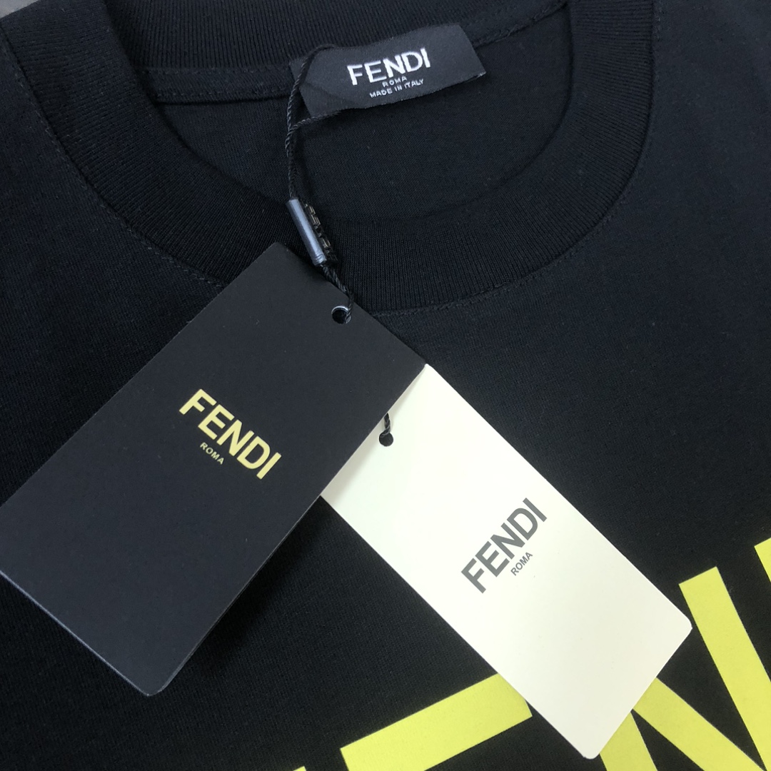 P75 FENDI 芬迪 最新款情侣款圆领短袖 情侣T恤 春夏新品 高品质 🔥🔥胸前标识字母logo印花工艺！时尚百搭潮款 定制进口面料 ！穿着舒适 透气 时尚不失个性 上身休闲随性 帅气有型 彰显大牌气质。三标齐全！！ 颜色：黑色 白色 尺码：M-XXXL