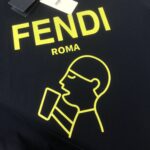 P75 FENDI 芬迪 最新款情侣款圆领短袖 情侣T恤 春夏新品 高品质 🔥🔥胸前标识字母logo印花工艺！时尚百搭潮款 定制进口面料 ！穿着舒适 透气 时尚不失个性 上身休闲随性 帅气有型 彰显大牌气质。三标齐全！！ 颜色：黑色 白色 尺码：M-XXXL