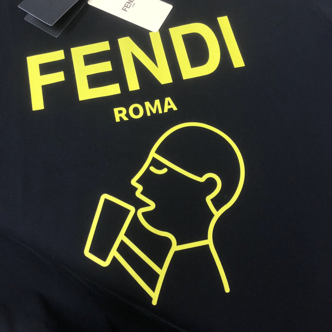P75 FENDI 芬迪 最新款情侣款圆领短袖 情侣T恤 春夏新品 高品质 🔥🔥胸前标识字母logo印花工艺！时尚百搭潮款 定制进口面料 ！穿着舒适 透气 时尚不失个性 上身休闲随性 帅气有型 彰显大牌气质。三标齐全！！ 颜色：黑色 白色 尺码：M-XXXL