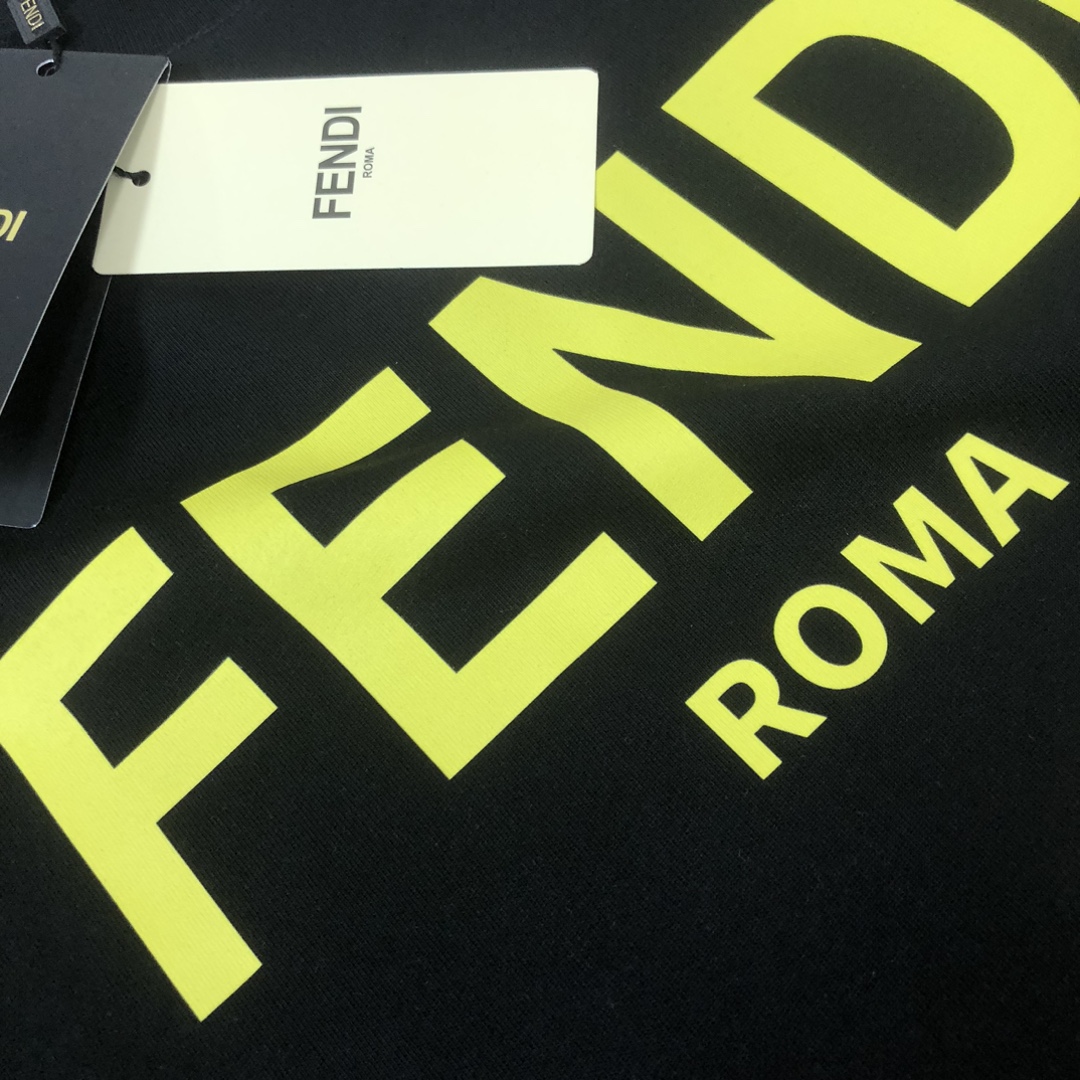 P75 FENDI 芬迪 最新款情侣款圆领短袖 情侣T恤 春夏新品 高品质 🔥🔥胸前标识字母logo印花工艺！时尚百搭潮款 定制进口面料 ！穿着舒适 透气 时尚不失个性 上身休闲随性 帅气有型 彰显大牌气质。三标齐全！！ 颜色：黑色 白色 尺码：M-XXXL