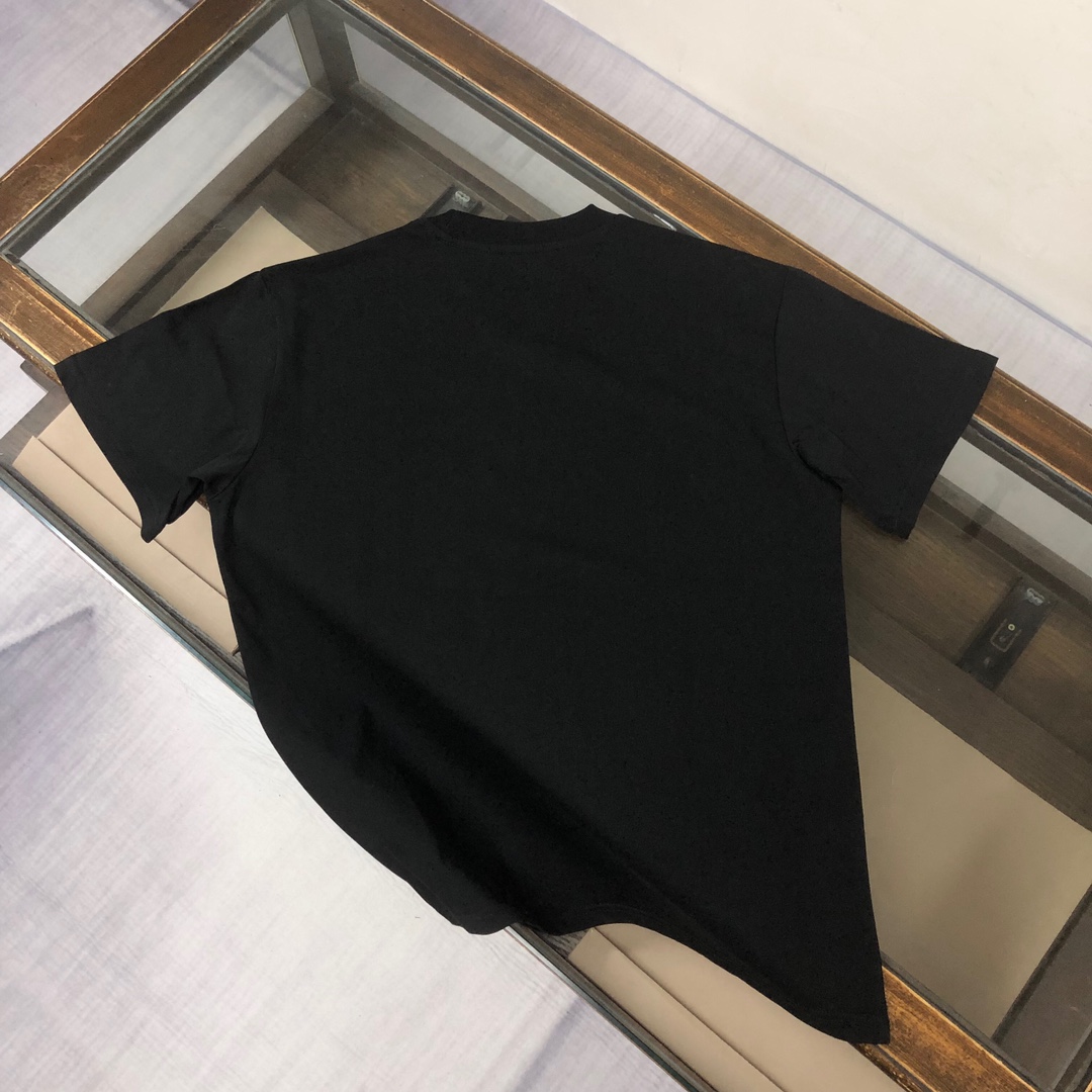 P75 FENDI 芬迪 最新款情侣款圆领短袖 情侣T恤 春夏新品 高品质 🔥🔥胸前标识字母logo印花工艺！时尚百搭潮款 定制进口面料 ！穿着舒适 透气 时尚不失个性 上身休闲随性 帅气有型 彰显大牌气质。三标齐全！！ 颜色：黑色 白色 尺码：M-XXXL