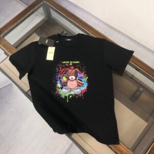 P75 💥 FENDI 芬迪 最新款情侣款印花圆领短袖 情侣T恤 春夏新品 高品质 🔥🔥时尚百搭潮款 定制进口面料 ！穿着舒适 透气 时尚不失个性 上身休闲随性 帅气有型 彰显大牌气质！ 颜色：黑色 米白 尺码：M-3XL (下单请报身高体重)