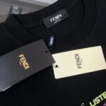 P75 💥 FENDI 芬迪 最新款情侣款印花圆领短袖 情侣T恤 春夏新品 高品质 🔥🔥时尚百搭潮款 定制进口面料 ！穿着舒适 透气 时尚不失个性 上身休闲随性 帅气有型 彰显大牌气质！ 颜色：黑色 米白 尺码：M-3XL (下单请报身高体重)