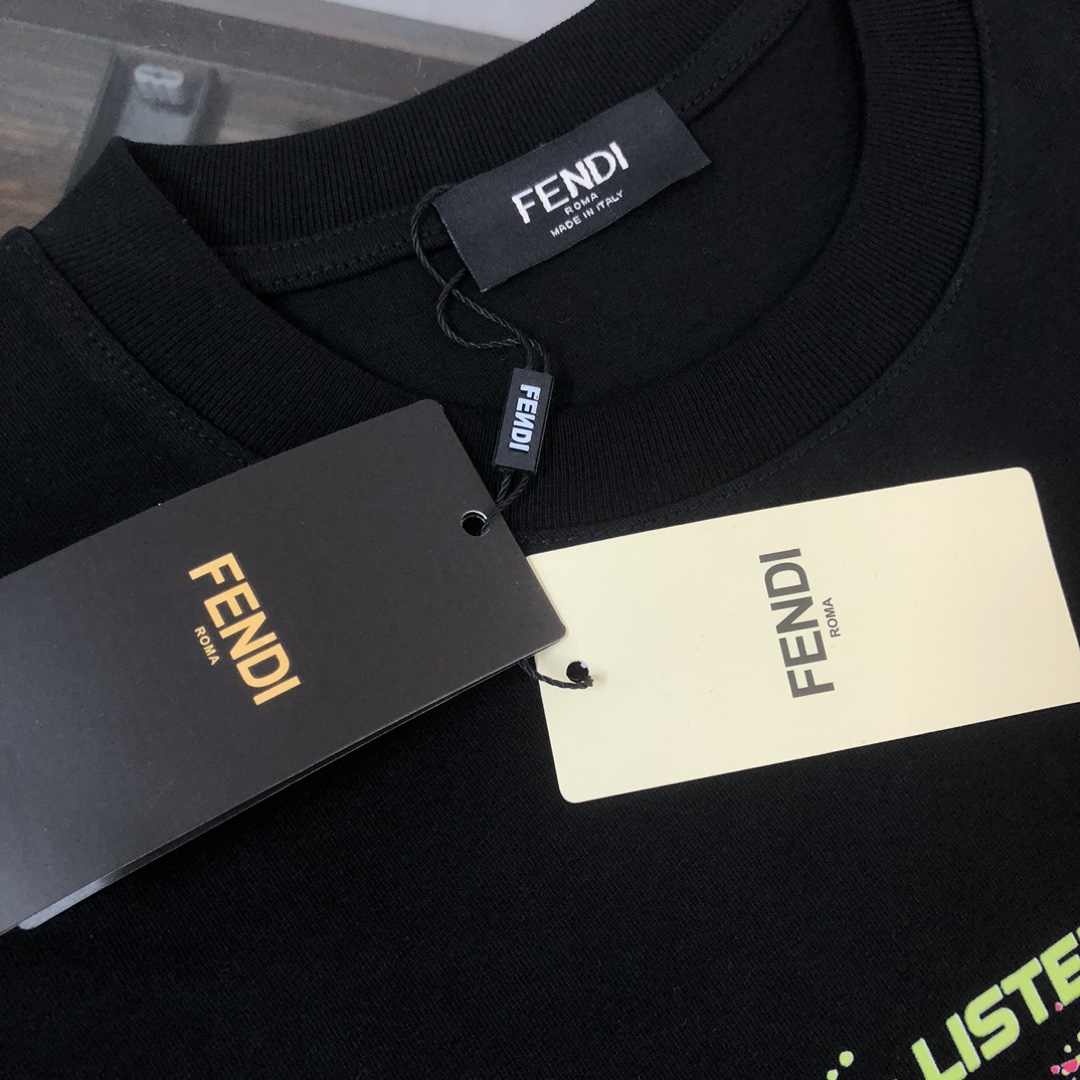 P75 💥 FENDI 芬迪 最新款情侣款印花圆领短袖 情侣T恤 春夏新品 高品质 🔥🔥时尚百搭潮款 定制进口面料 ！穿着舒适 透气 时尚不失个性 上身休闲随性 帅气有型 彰显大牌气质！ 颜色：黑色 米白 尺码：M-3XL (下单请报身高体重)