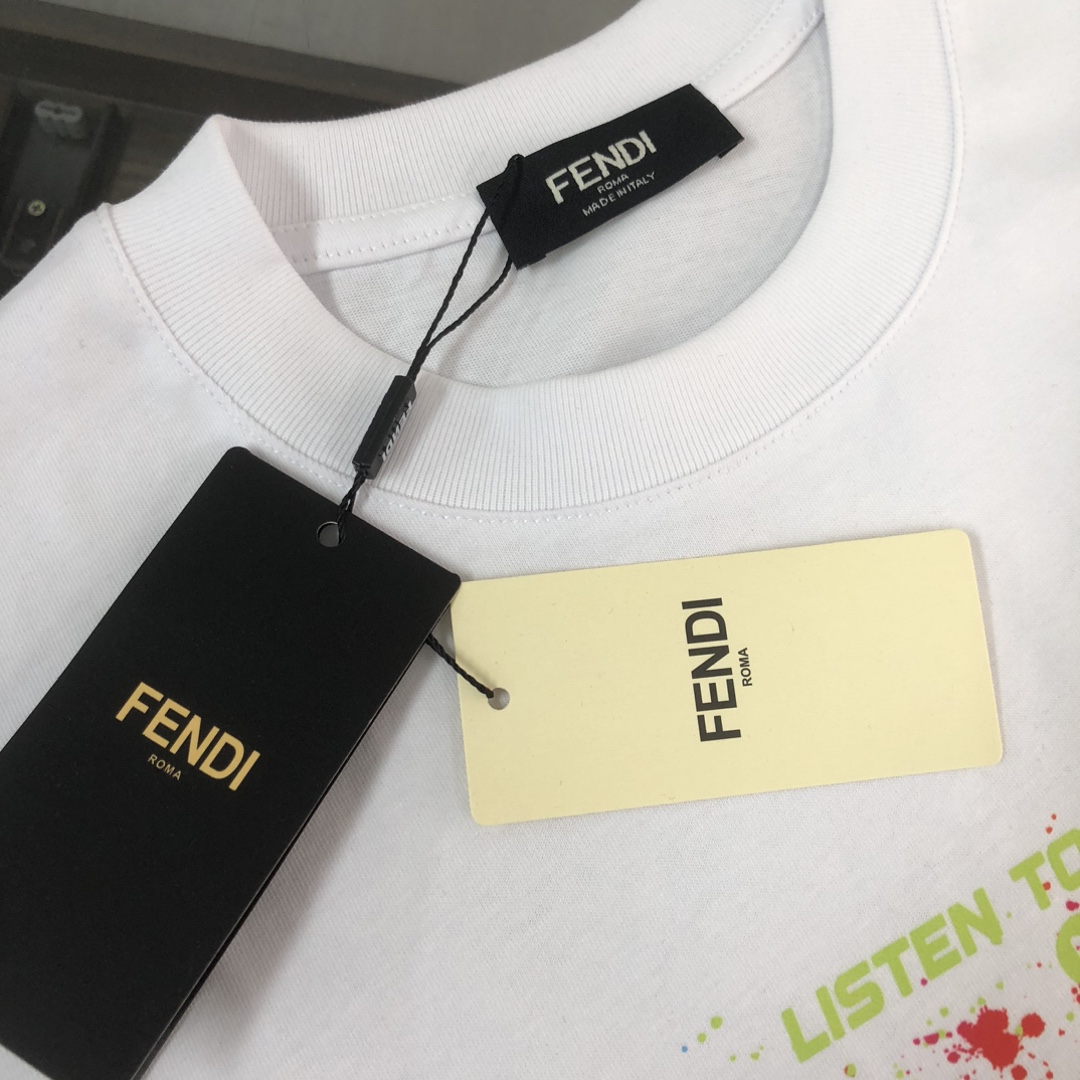 P75 💥 FENDI 芬迪 最新款情侣款印花圆领短袖 情侣T恤 春夏新品 高品质 🔥🔥时尚百搭潮款 定制进口面料 ！穿着舒适 透气 时尚不失个性 上身休闲随性 帅气有型 彰显大牌气质！ 颜色：黑色 米白 尺码：M-3XL (下单请报身高体重)
