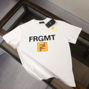 P75 💥 FENDI 芬迪 夏季新款圆领短袖T恤！270克重磅高端纯棉面料，手感质感都极完美！修身裁剪设计干净利落！时尚又好看！走线做工非常精致！版型效果超赞！而且透气性能超强！任何年龄阶段都可轻松驾驭，男士衣橱里必备的单品。 颜色： 米白 黑色 码数：M-3XL （下单请报身高体重）