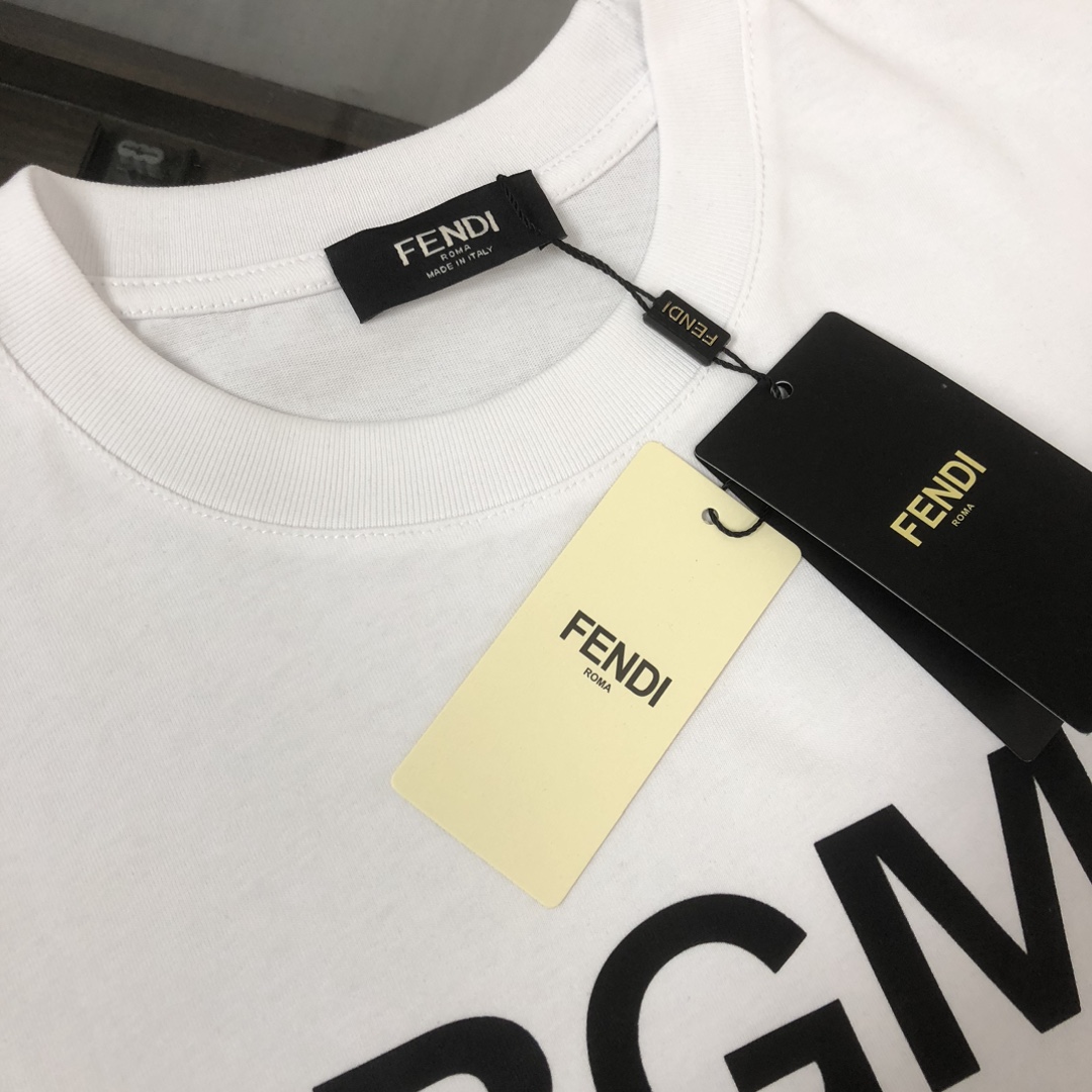 P75 💥 FENDI 芬迪 夏季新款圆领短袖T恤！270克重磅高端纯棉面料，手感质感都极完美！修身裁剪设计干净利落！时尚又好看！走线做工非常精致！版型效果超赞！而且透气性能超强！任何年龄阶段都可轻松驾驭，男士衣橱里必备的单品。 颜色： 米白 黑色 码数：M-3XL （下单请报身高体重）