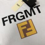 P75 💥 FENDI 芬迪 夏季新款圆领短袖T恤！270克重磅高端纯棉面料，手感质感都极完美！修身裁剪设计干净利落！时尚又好看！走线做工非常精致！版型效果超赞！而且透气性能超强！任何年龄阶段都可轻松驾驭，男士衣橱里必备的单品。 颜色： 米白 黑色 码数：M-3XL （下单请报身高体重）