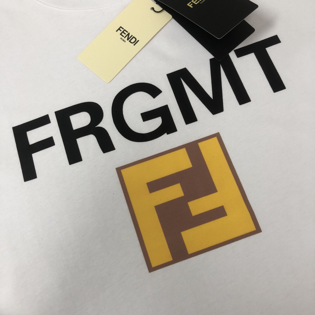 P75 💥 FENDI 芬迪 夏季新款圆领短袖T恤！270克重磅高端纯棉面料，手感质感都极完美！修身裁剪设计干净利落！时尚又好看！走线做工非常精致！版型效果超赞！而且透气性能超强！任何年龄阶段都可轻松驾驭，男士衣橱里必备的单品。 颜色： 米白 黑色 码数：M-3XL （下单请报身高体重）