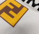 P75 💥 FENDI 芬迪 夏季新款圆领短袖T恤！270克重磅高端纯棉面料，手感质感都极完美！修身裁剪设计干净利落！时尚又好看！走线做工非常精致！版型效果超赞！而且透气性能超强！任何年龄阶段都可轻松驾驭，男士衣橱里必备的单品。 颜色： 米白 黑色 码数：M-3XL （下单请报身高体重）